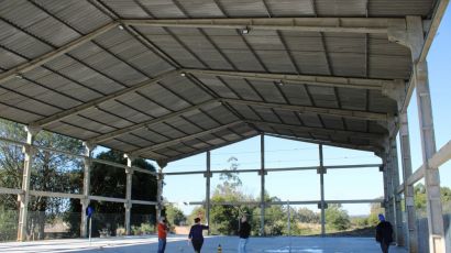 Vereadores vistoriam obras na quadra esportiva da Colônia Santo Antônio: